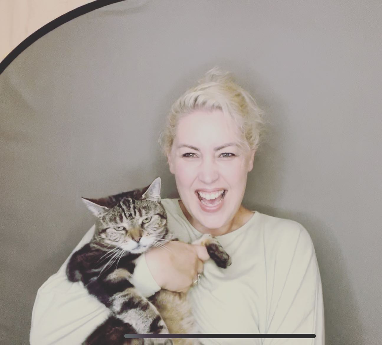 Cat wasn’t too happy about being roped into getting involved with the self tape, can you tell? 😹 she growled at me after this. 😬

#actress #selftape #catsofinstagram #actorsofinstagram